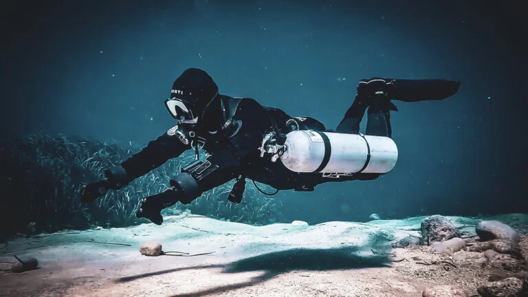 Nurek ćwiczący umiejętności podczas naszego rekreacyjnego kursu Sidemount w Gozo z Sidemount Society.
